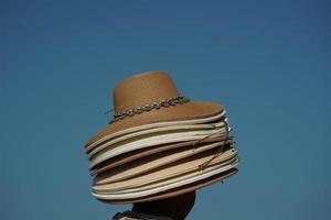 Hüte zum Verkauf am mexikanischen Strand foto