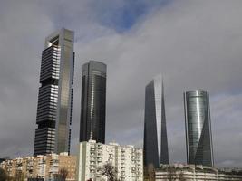 syscrapers von geschäftsbüros in der nähe von plaza castilla in madrid, spanien foto
