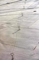 elektrische stromleitungen auf schneelandschaft foto