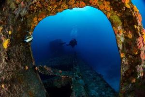 Scuba Diver Tauchen Schiffswrack im Indischen Ozean der Malediven foto