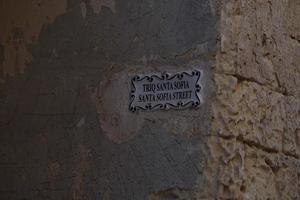 mittelalterliches dorf medina straßenschild in malta foto