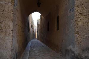 mittelalterliches dorfsteingebäude medinas in malta foto
