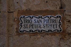 mittelalterliches dorf medina straßenschild in malta foto