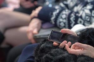 Hände beim Halten des Mobiltelefons foto