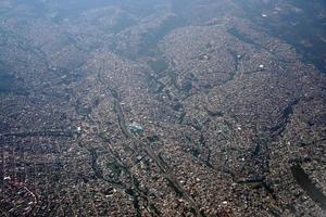 mexiko-stadt luftpanorama landcape vom flugzeug foto