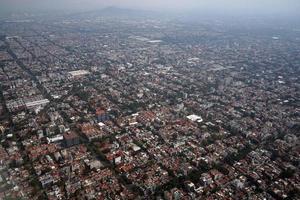 mexiko-stadt luftpanorama landcape vom flugzeug foto