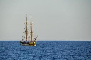 altes Schiff Segelschiff im offenen Meer foto