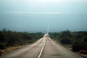 endlose straße von baja california la paz nach san jose del cabo foto