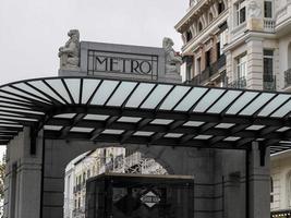 gran via u-bahnstation zeichen in madrid spanien foto