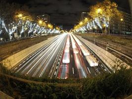 stau in madrid castilla ort nachts mit autolichtspuren foto