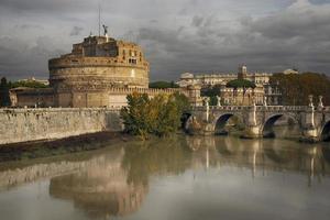 Castel Sant'Angelo und die Brücke Sant'Angelo an einem sonnigen Tag in Rom foto