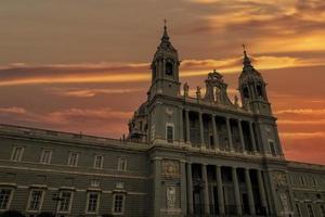 madrid, spanien, die kathedrale der heiligen maria der ryoal von la almudena bei sonnenuntergang foto