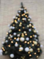 Nahaufnahme von Kugeln am Weihnachtsbaum. Bokeh-Girlanden im Hintergrund. Neujahrskonzept. foto