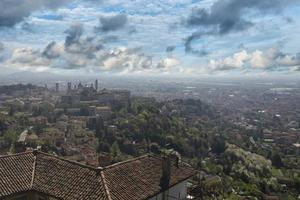 Luftpanorama der mittelalterlichen Stadt Bergamo foto
