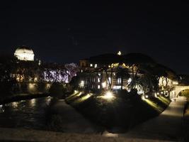 rom tiberina blick auf die tiberinsel bei nacht foto