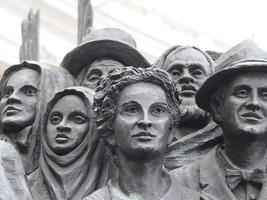rom, italien - 25. november 2022, migrantendenkmalskulptur am vatikanplatz st. Petersplatz in Rom foto