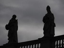 petersdom rom blick auf die detailschattenbild der statue foto