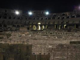 kolosseum in rom, italien innenansicht bei nacht, 2022 foto