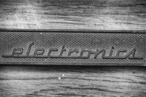 Vintage-Elektronik-Metallplakette in Schwarz und Weiß foto