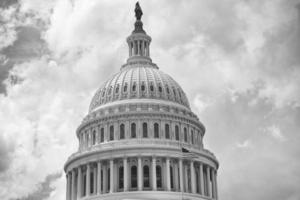 Washington DC Capitol Detail am bewölkten Himmel in Schwarz und Weiß foto