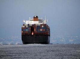 Containerschiff im offenen Meer foto
