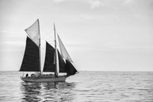 Bootssegeln in Schwarz und Weiß foto