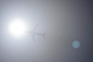 Flugzeug, das die Sonne berührt foto