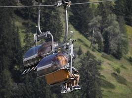 Sesselseilbahn in den Dolomiten foto