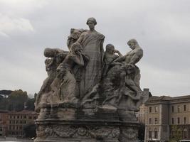 Statue der Brücke Sant'Angelo an einem sonnigen Tag in Rom foto