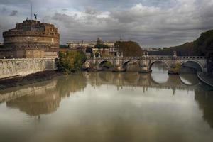 Castel Sant'Angelo und die Brücke Sant'Angelo an einem sonnigen Tag in Rom foto