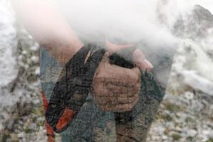 Trekking in den Dolomiten an einem bewölkten Tag Doppelbelichtung Bild Idee Konzept foto