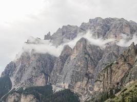 Dolomiten an einem bewölkten Tag foto