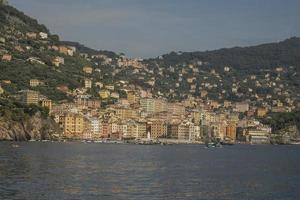 camogli typisches dorf mit bunten häusern und kleinem hafen in italien, ligurien an einem sonnigen tag blick vom boot foto