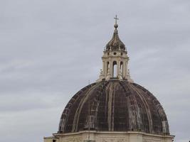 petersdom rom blick vom kuppeldetail auf dem dach foto