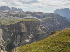 Sassongher-Berg über Corvara in den Dolomiten foto