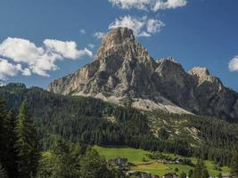 Sassongher-Berg über Corvara in den Dolomiten foto