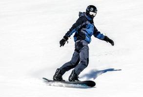 Snowboarden. Snowboarder auf der Piste foto