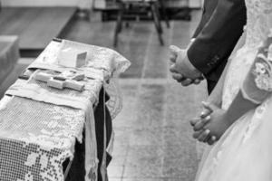 Brautpaar vor dem Altar in der Kirche foto