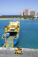 Frachtschiff der Stadt Nassau wird beladen foto