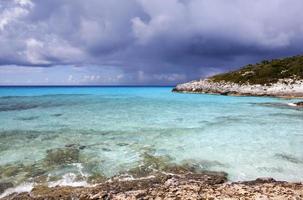 Half Moon Cay Island dunkle Wolken foto