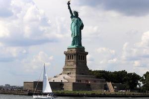 new york usa 04 09 2022 freiheitsstatue befindet sich in der oberen new york bay. foto