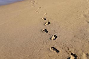 Fußspuren im Sand am Meer foto