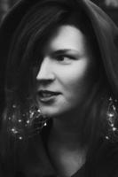 Nahaufnahme junge Frau mit Lichtergirlande monochromes Porträtbild foto