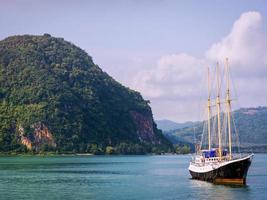 eine verankerte Yacht auf der Insel Langkawi, Malaysia foto