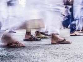 Tiefwinkelansicht des Hadsch-Pilgers, der auf der Straße von Mekah spazieren geht foto