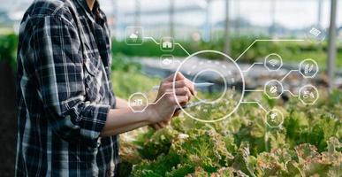 Mann übergibt Gartensalat im Bauernhof mit Wachstumsprozess und chemischer Formel auf grünem Hintergrund. mit VR-Symbol foto