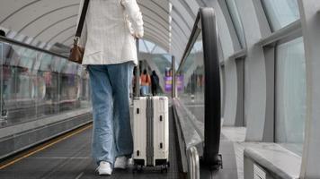 nahaufnahmefrau, die mit koffer geht, einchecken am internationalen flughafen, urlaubsreisen und transportkonzept foto
