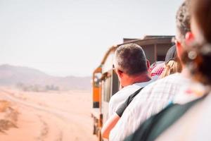 tourist im zug in abenteuerfahrt erleben hijaz eisenbahnzug von 1916. große arabische aufstandskämpfer greifen im wadi rum an. beliebte Aktivitäten Jordanien foto