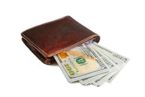 Haufen neuer Design-US-Dollar-Scheine in brauner Brieftasche isoliert auf weißem Hintergrund foto
