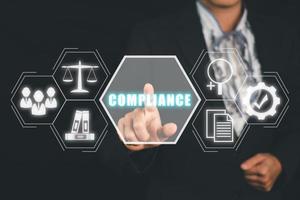 Compliance-Regeln Gesetz Regulierung Politik Business-Technologie-Konzept, Geschäftsfrau Hand berühren Compliance-Symbol auf dem virtuellen Bildschirm. foto